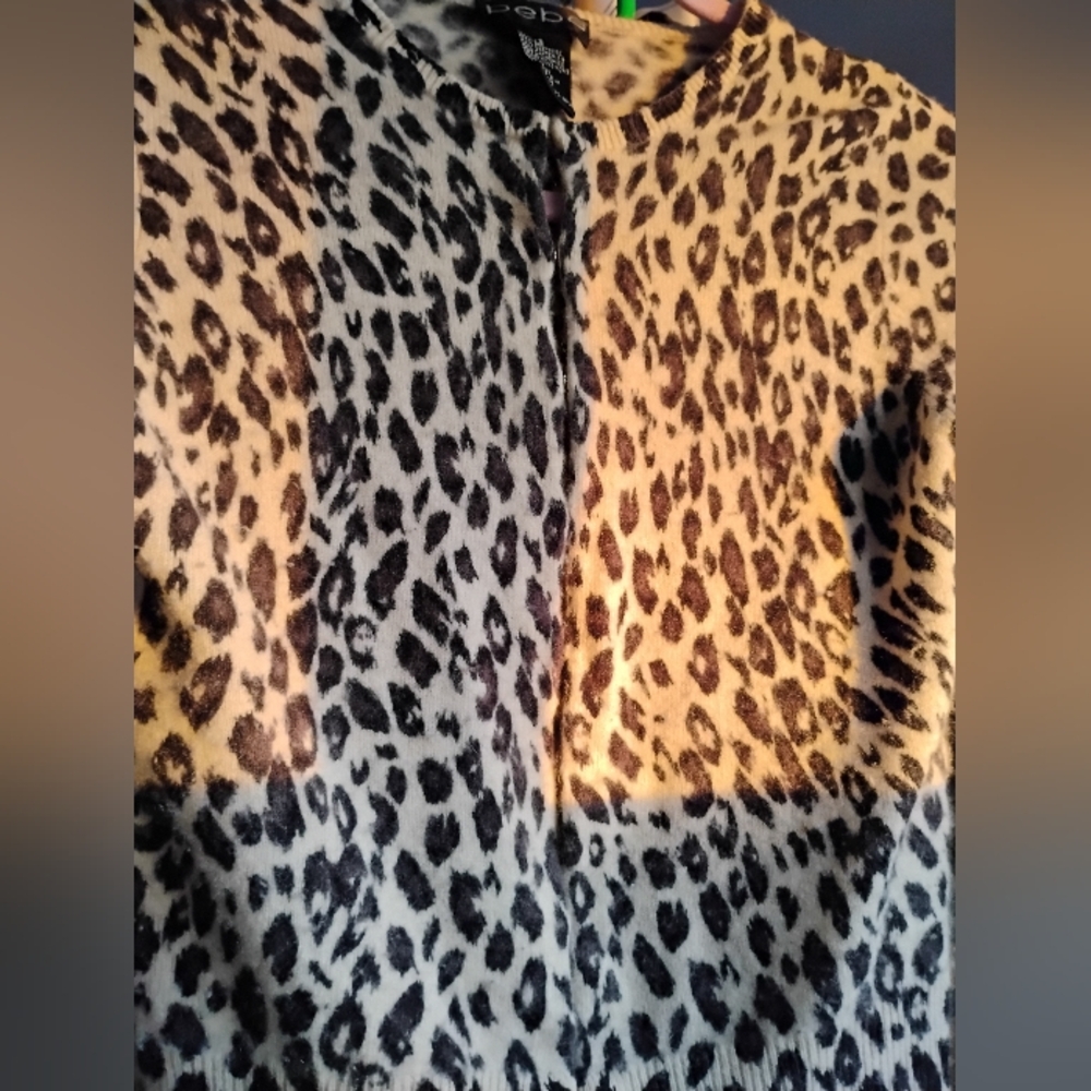 💥SOLD💥Vintage BEBE 100% Cashmere Leopard Print Cardigan w/Hook Closures SIZE S - Picture 7 of 9